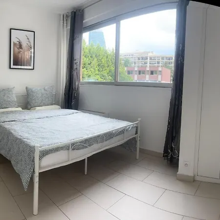 10 Min Walk To Metro, 2 Bedrooms, La Défense, Parking Appartamento